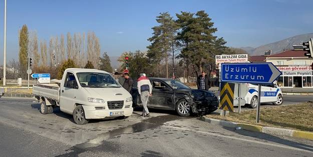 Erzincan'da feci kaza: Yaralılar var