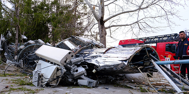 Erzincan’da fırtına minareyi devirdi, çatıları uçurdu