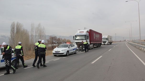 Erzincan'da freni boşalan tır kilometrelerce kontrolsüz seyretti