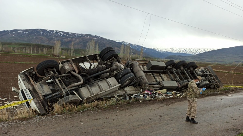Erzincan’da gıda maddesi taşıyan tır şarampole uçtu: 1 ölü 