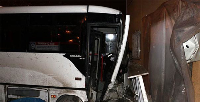 Erzincan'da halk otobüsü eve girdi 4 yaralı