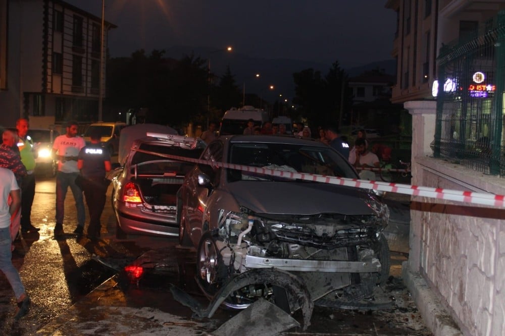 Erzincan’da iki ayrı trafik kazasında 4 kişi yaralandı 