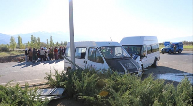 Erzincan'da iki minibüs çarpıştı: 12 yaralı