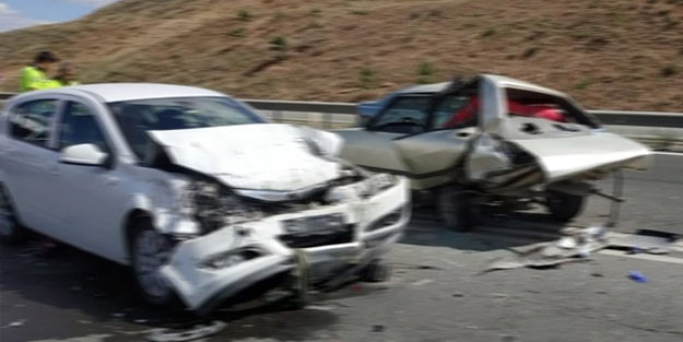 Erzincan'da iki otomobil çarpıştı: 3 ölü, 6 yaralı