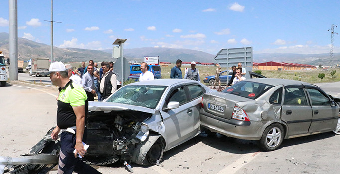 Erzincan’da iki otomobil çarpıştı: 9 yaralı