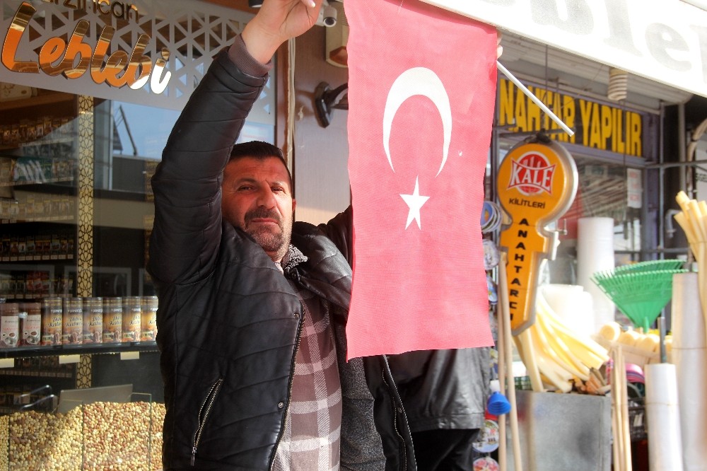 Erzincan’da iş yeri, ev ve araçlara Türk bayrakları asıldı 