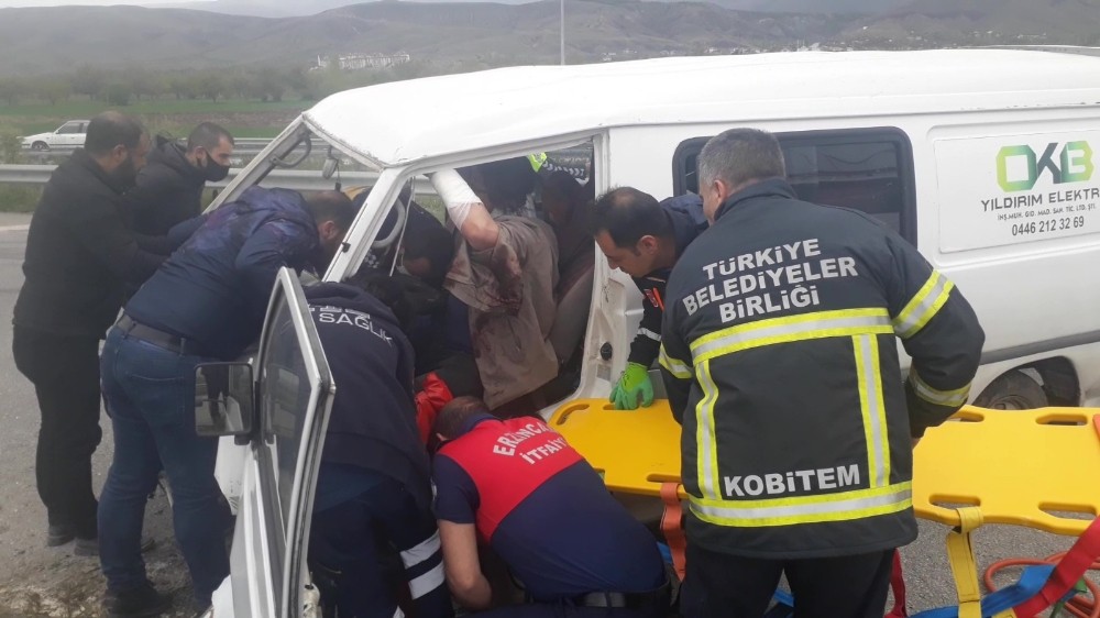 Erzincan’da kamyonet direğe çarptı: 1 yaralı 
