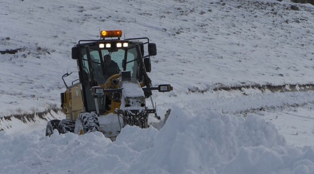 Erzincan’da kapanan köy yollarının açılması için çalışmalar devam diyor 