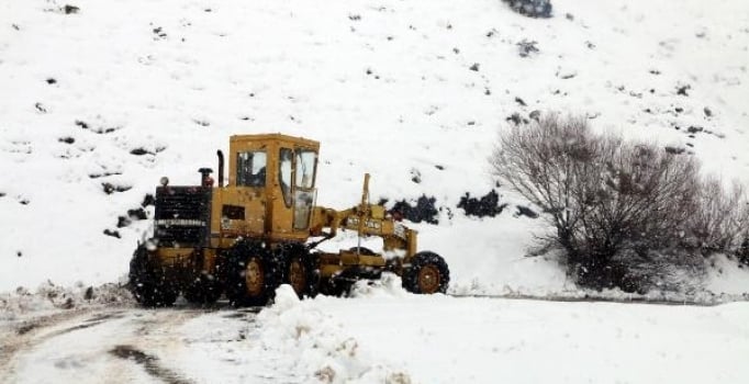Erzincan'da kar ve tipi nedeniyle 32 köy yolu kapandı
