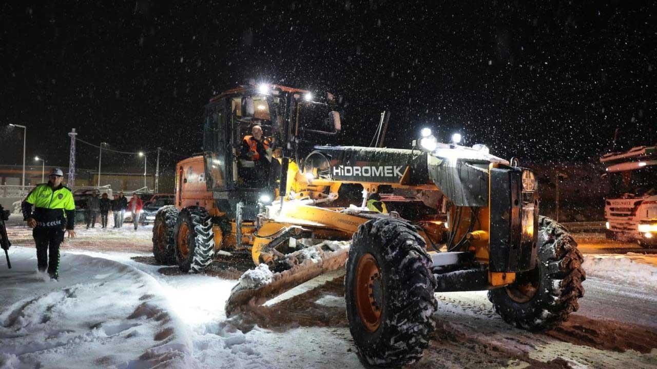 Erzincan'da kar ve tipi ulaşımı felç etti
