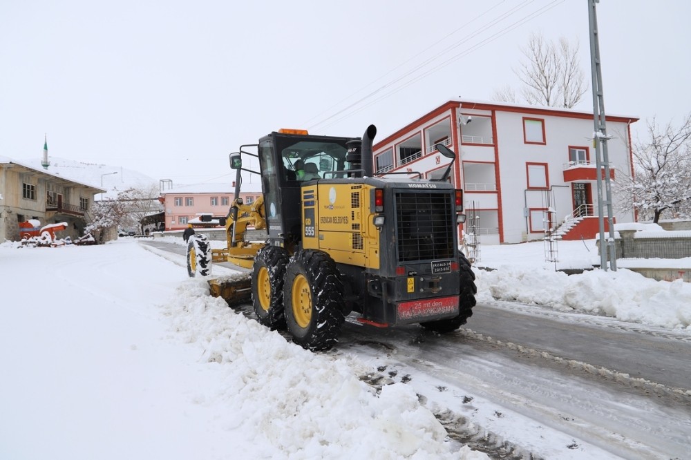 Erzincan’da kar ve tipiden kapanan yollar açılıyor 