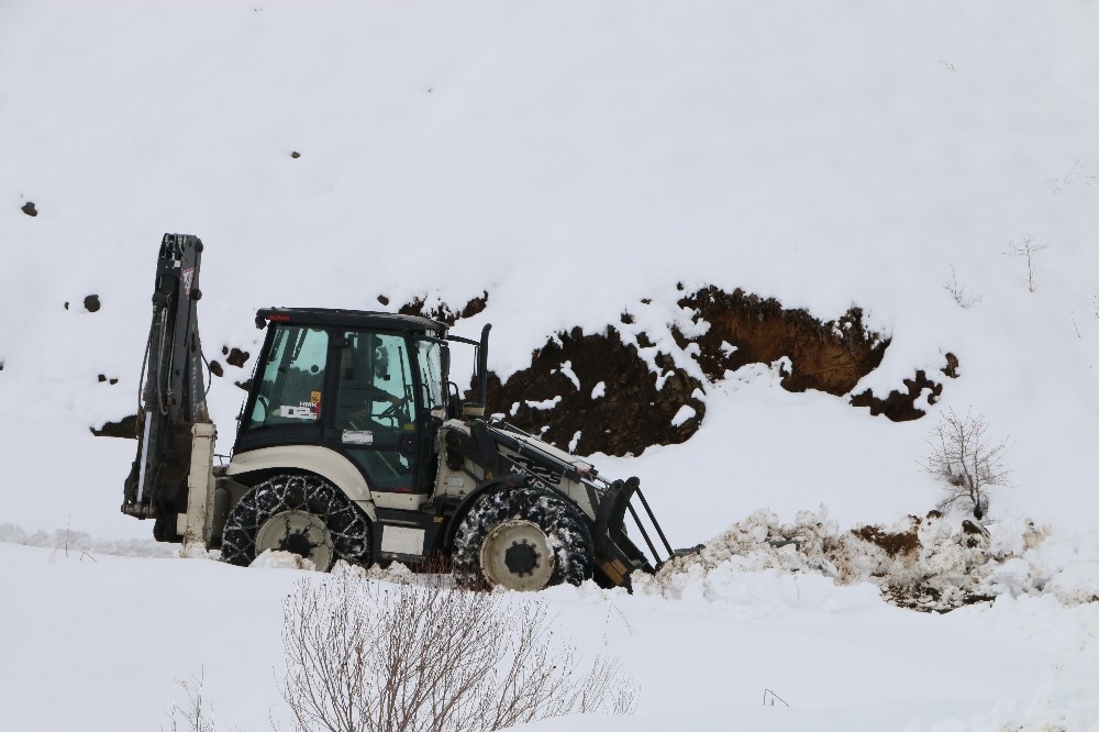 Erzincan’da kar ve tipiden kapanan yollar açılıyor 