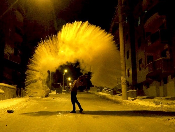 Erzincan’da kaynar su yere düşmeden buz oldu