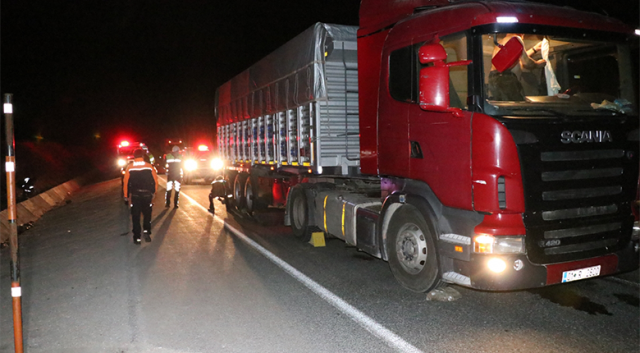 Erzincan'da kontrolden çıkan TIR güçlükle durduruldu