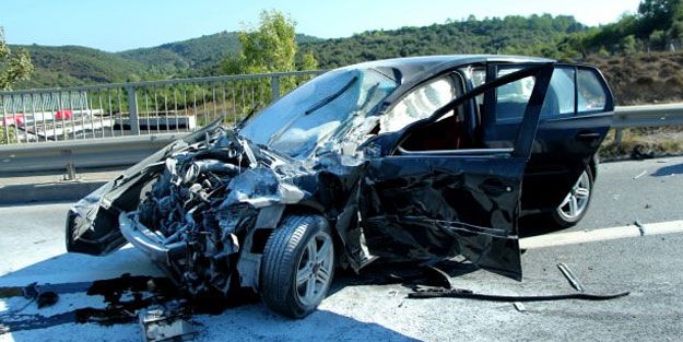 Erzincan'da korkunç kaza! Otomobil bariyerlere ok gibi saplandı