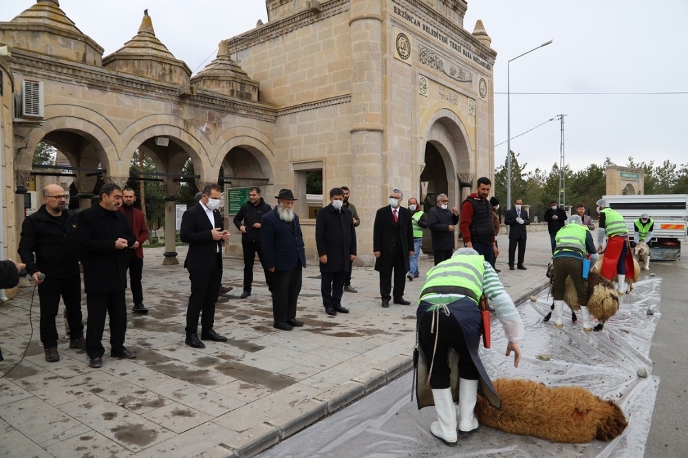 Erzincan’da Korona virüs salgınının bitmesi için kurbanlar kesildi, dualar edildi 