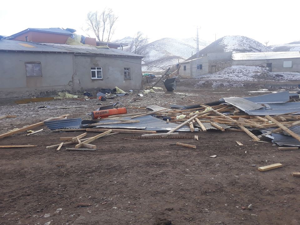 Erzincan’da kuvvetli rüzgar çok sayıda çatı uçmasına neden oldu 