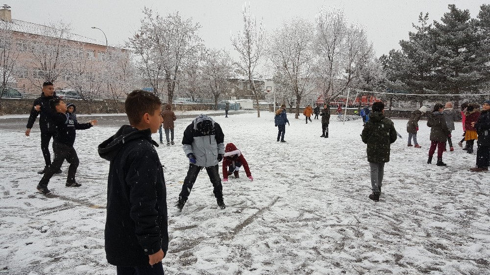 Erzincan’da lapa lapa kar yağışı 