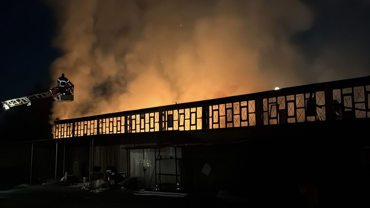 Erzincan'da mobilya atölyesinde yangın çıktı