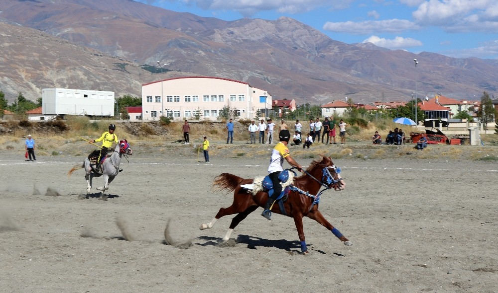 Erzincan’da nefes kesen atlı cirit müsabakaları sona erdi 