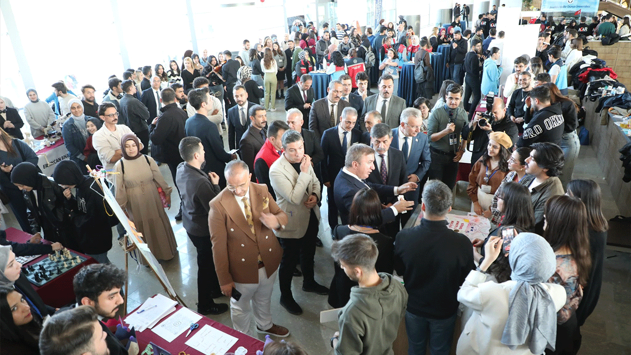 Erzincan’da öğrencilere büyük destek! 1500 burs verildi