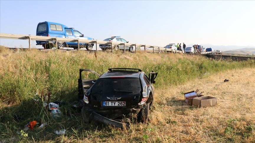 Erzincan'da otomobil şarampole devrildi: 2 kişi öldü, 1 kişi yaralandı