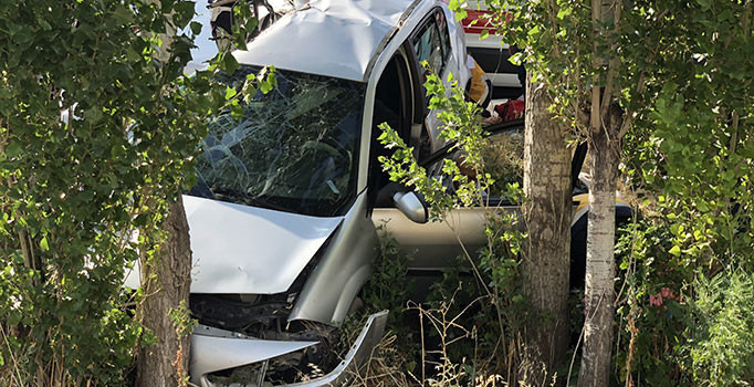 Erzincan'da otomobil şarampole devrildi: 2 kişi öldü, 3 kişi yaralandı