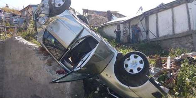 Erzincan'da otomobil şarampole devrildi: 4 yaralı