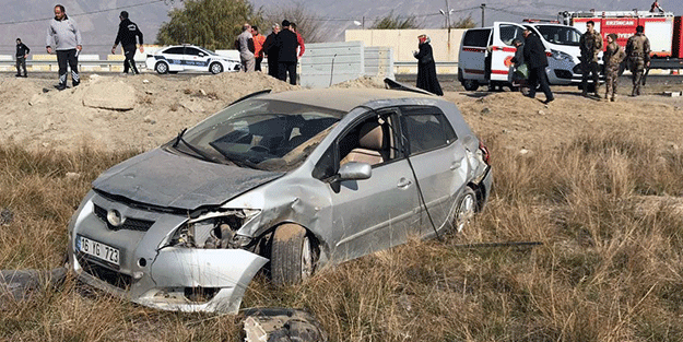 Erzincan'da otomobil şarampole devrildi
