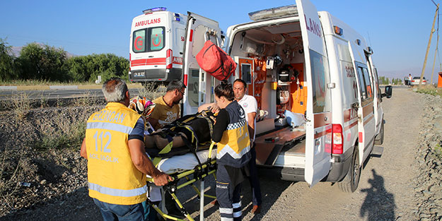 Erzincan'da otomobil şarampole düştü! Çok sayıda yaralı var