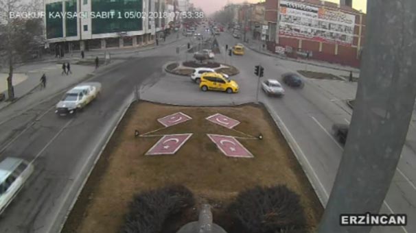 Erzincan'da otomobilin çarptığı bisiklet sürücüsü havada takla attı