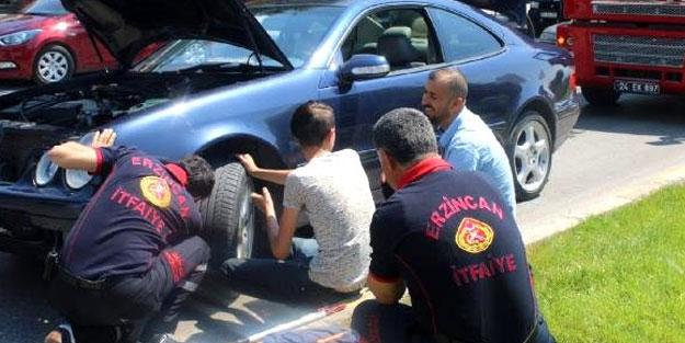 Erzincan'da otomobilin motoruna sıkışan kediyi itfaiye kurtardı