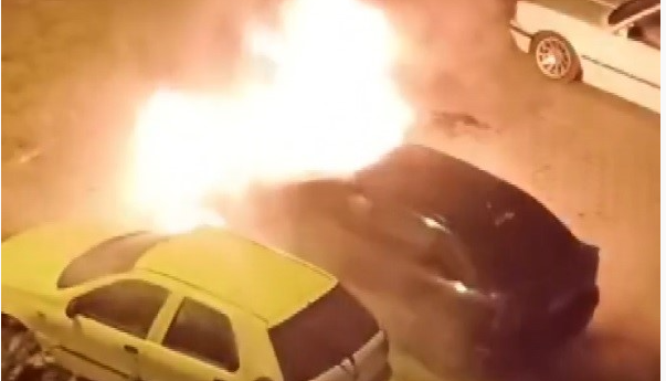 Erzincan’da park halindeki otomobil alev aldı