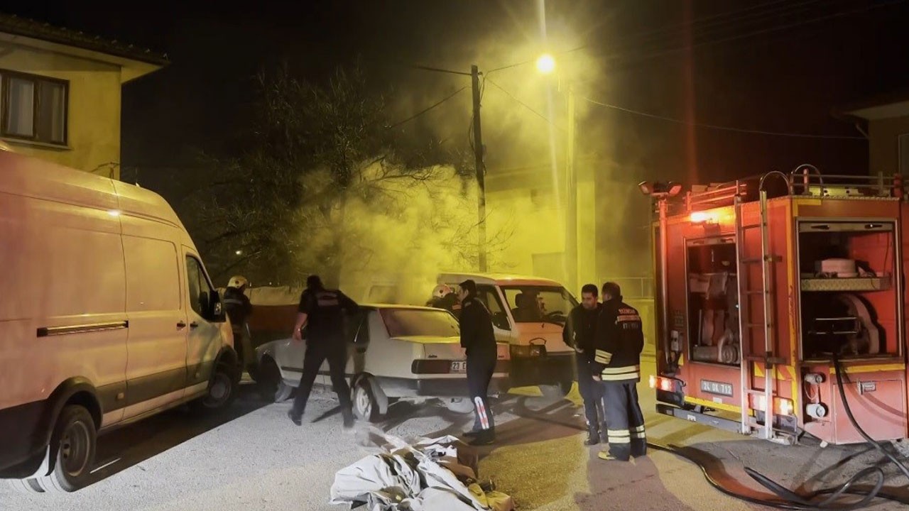 Erzincan’da park halindeki Tofaş alev aldı!