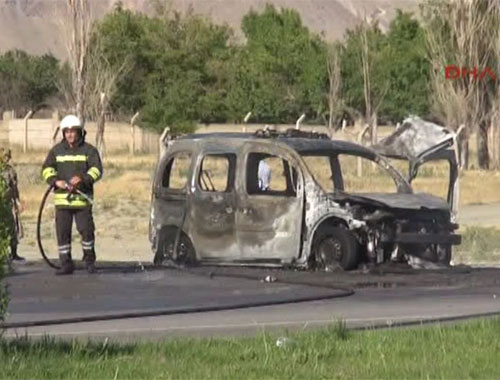 Erzincan'da Polis otosuna el bombalı saldırı