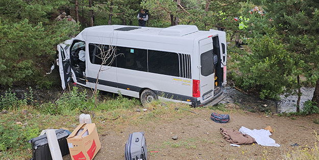 Erzincan'da şarampole devrilen minibüsteki 4 kişi öldü, 10 kişi yaralandı