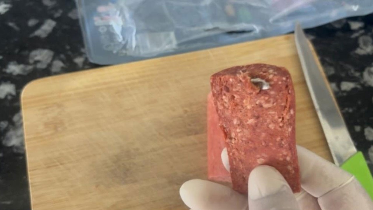 Erzincan’da şaşırtan olay! Sucuğun içinden çıkan şoke etti