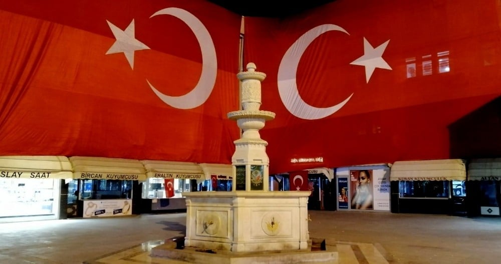 Erzincan’da şehitler için dev Türk bayrağı asıldı 