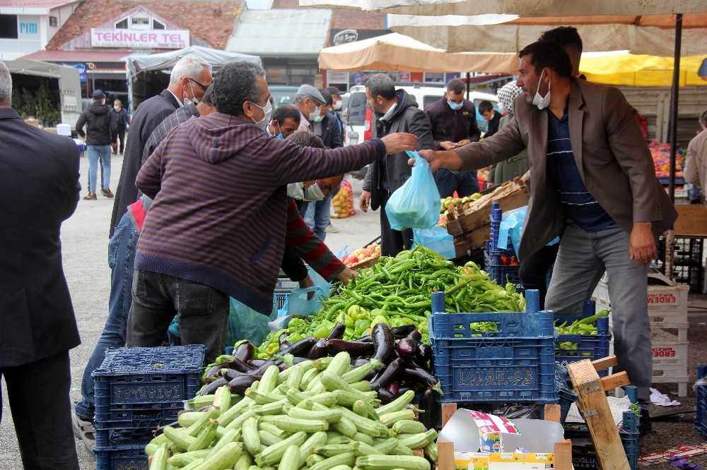 Erzincan’da semt pazarında hareketlilik 