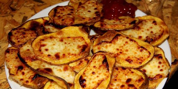 Erzincan’da soğuk kış gecelerinin vazgeçilmez lezzeti kaşarlı patates