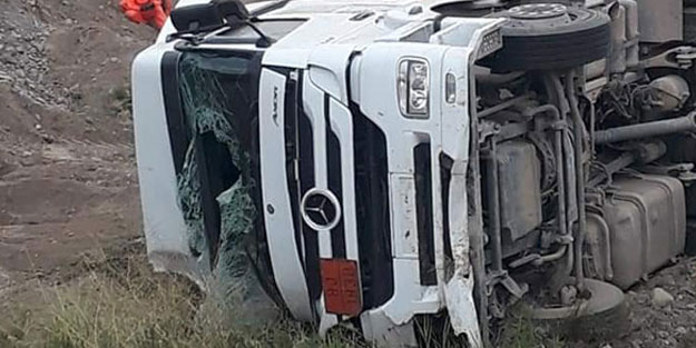Erzincan'da sülfürik asit yüklü tanker devrildi!