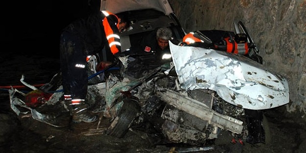 Erzincan'da tır ile otomobil çarpıştı: 5 ölü, 2 yaralı