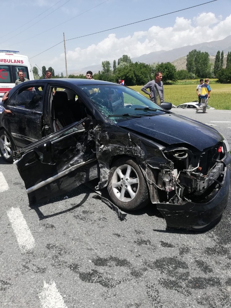 Erzincan’da trafik kazası: 10 yaralı 
