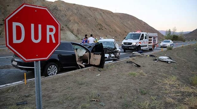 Erzincan'da trafik kazası: 7 kişi öldü, 3 kişi yaralandı