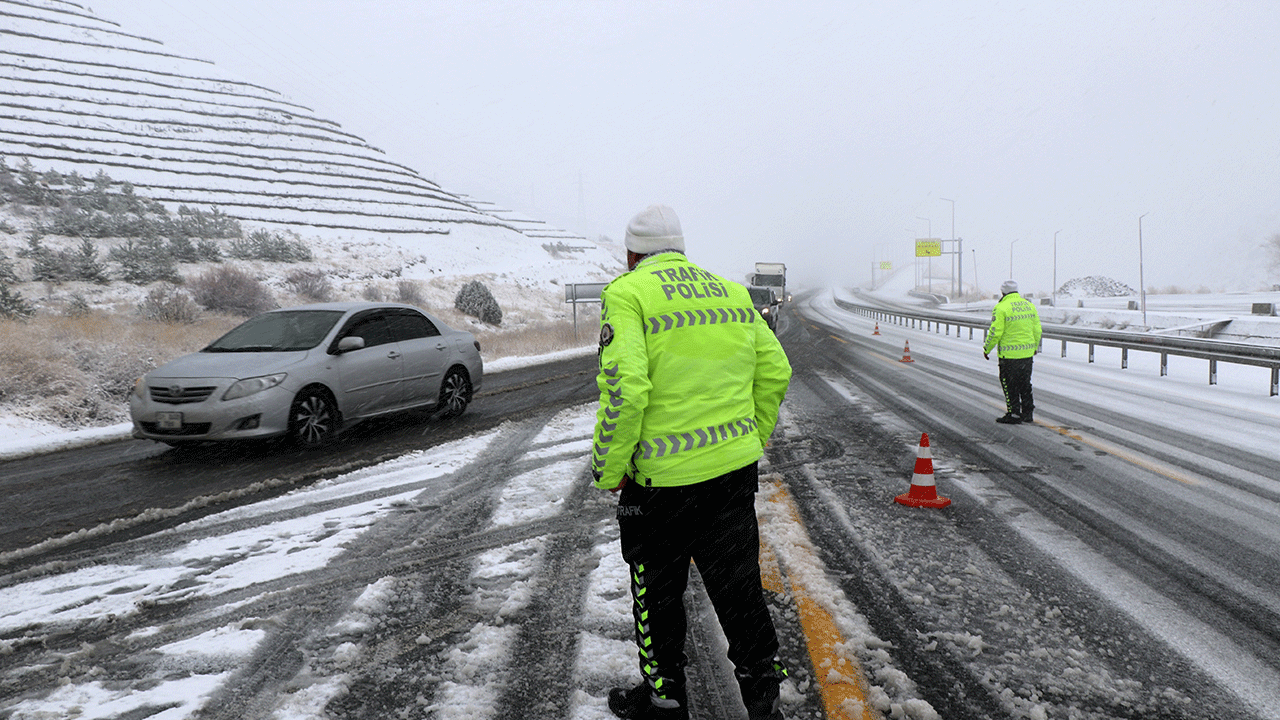 Erzincan’da trafik polisleri zorlu kış şartlarında 7/24 görev başında!