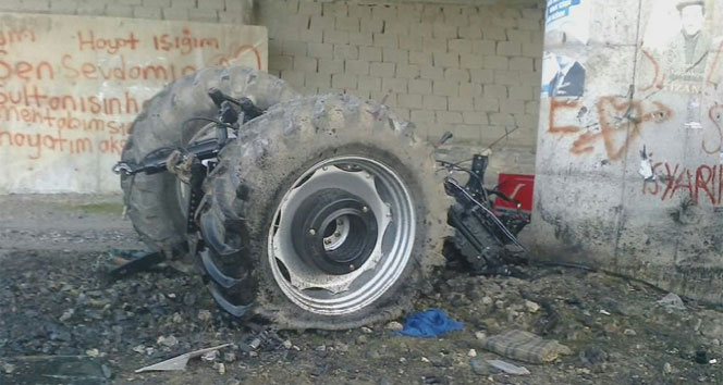 Erzincan'da trenin çarptığı traktör ikiye ayırdı