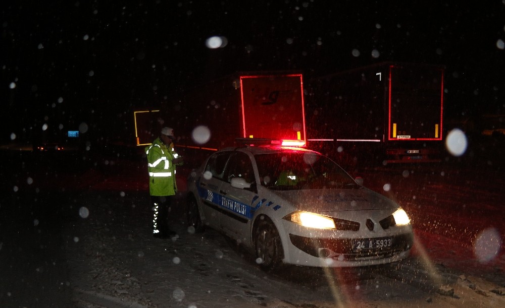 Erzincan’da ulaşıma kar engeli 