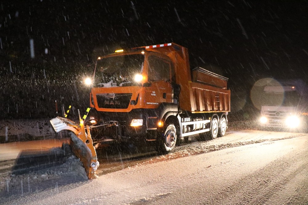 Erzincan’da ulaşıma kar ve tipi engeli 