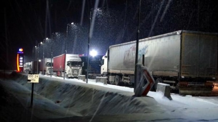 Erzincan'da ulaşıma kar ve tipi engeli