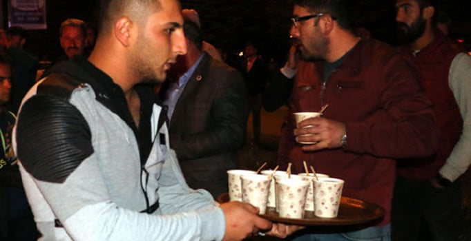 Erzincan'da yangını izleyenlere çay servisi